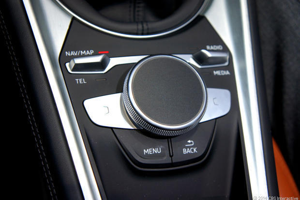 　Audiは、「Virtual Cockpit」用「Multimedia Interface（MMI）」コントローラに変更を加え、ナビゲーション、電話、ラジオ、メディアへのアクセスに使われていたボタン4つの代わりにトグルスイッチ2つを採用した。同様に、オプション機能用の4分割ボタンは2ボタンに変わっている。