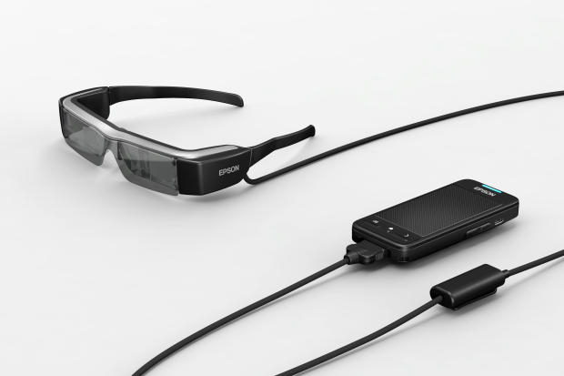 　Google Glassが公開され、「Oculus Rift」が話題になっている中、Epsonはスマートメガネ「Moverio BT-200」を3月に699ドルで発売する準備をしている。一般的な顧客向けだが、誰がこれを購入するのかまだ想像しがたいことを考えると、新しい物好き向けというべきだろうか。