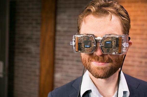 　Avegantの「Glyph」はCES 2014で、ゴーグル型の「Virtual Retinal Display」の試作品を発表した。米CNETはこのデバイスを実際に触ってみた。