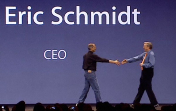 　当時、Googleの最高経営責任者（CEO）のEric Schmidt氏は、Appleの取締役会に名を連ねていた。同氏は数年後、Appleが「潜在的な利害関係の衝突」と呼ぶ理由で、取締役を辞任している。