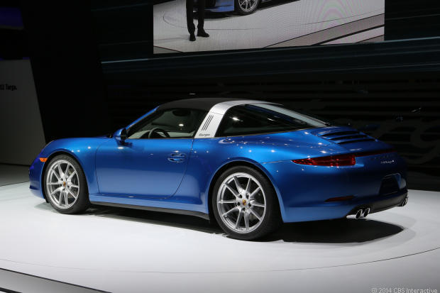 　Porscheは、2014年型の「Porsche 911 Targa 4」と「Porsche 911 Targa 4S」をデトロイトで開催の北米国際自動車ショーで披露し、ルーフ部の新しい収納方法を示した。