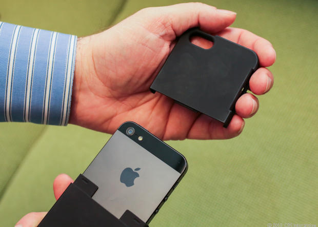 　キーボードケースは、iPhone 5およびiPhone 5sに取り付け可能で、背面および側面全体を保護してくれる。