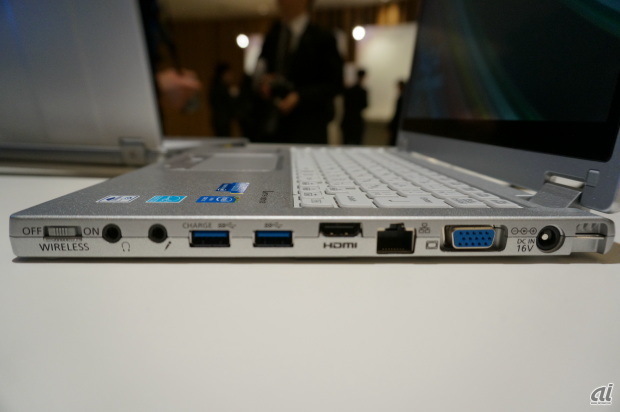 　右側面。ワイヤレスのオン／オフ、オーディオ出力端子、マイク入力端子、USB3.0ポート×2、HDMI出力端子、LANコネクタ、外部ディスプレイコネクタ、電源ポートが並ぶ。