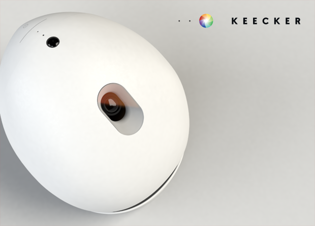 　 CES 2014で披露されたKEECKERの小型ロボットは、音声や動画のキャプチャだけでなく、ホームエンターテインメントを家の中のあらゆる場所で可能にする。動画を映し出すほか、ウェブの閲覧もできる。遠隔で自宅を監視できるセンサも備えている。