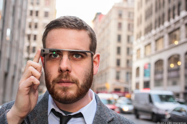 　Googleが最初に「ウェアラブルテクノロジ」という新分野に進出したときには、さまざまな反応があった。誰もがその潜在的な可能性に興奮を覚えたが、実際には何の役にも立たないと感じた人が多かった。もちろん、Googleのこれまでのやり方に倣って、その製品も実際はベータ製品だった。カメラを搭載した同社のワイヤレスアイウェア「Google Glass」は、小売りはされず、「Explorer」という選ばれたグループだけに提供された。それは、1600ドルもの大金を惜しげもなく払う人々だ。しかし、この数カ月間でさらに多くの機能とアプリが追加されており（謎に満ちたGoogleのはしけは、Google Glassを中心に据えたショールームかもしれないというニュースもあった）、2014年には、よりコンシューマー向けのGlass製品が登場しそうだ。

関連記事：「Google Glass」--実際に使ってみて感じたこと
