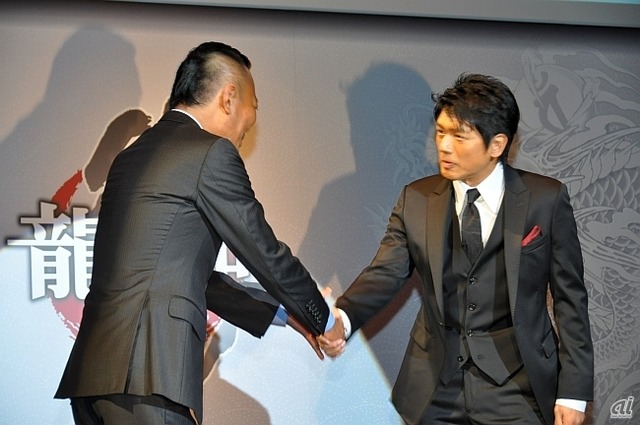 　そしてキャスト陣が、名越氏と握手を交わしながら登壇。