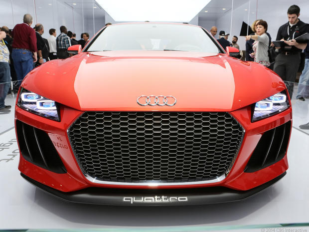　「Audi Sport Quattro Laserlight」は、ヘッドライトに組み込まれたレーザーで道路を照らす。 