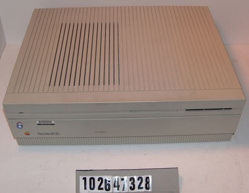 　1987年に発売された「Macintosh II」シリーズは、モニタとコンピュータのオールインワン型のデザインをやめ、デスクトップ型の外観を採用した。この写真にあるモデルは「Macintosh IIx」で、1MバイトのRAMを搭載しており、1988年に7800ドルで発売された。