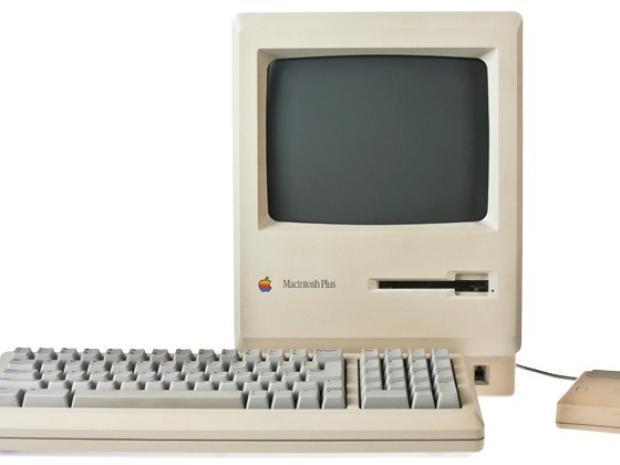 　「Macintosh Plus」は1986年に発売され、1Mバイトのメモリを搭載しており、ハードドライブやプリンタなどの周辺装置を追加するためのSCSIポートを備えていた。このモデルでは、Macintosh 512Kのベージュからグレーに色が変更されたことも注意すべき点だ。
