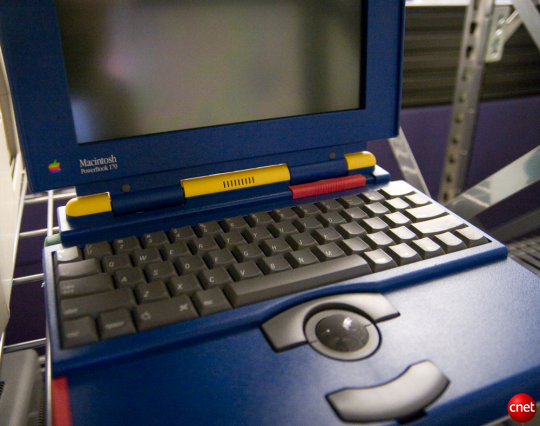 　Apple内でのポータブルコンピューティングへの取り組みは、「Macintosh PowerBook 100」シリーズの発表で、少しばかり本格さを増した。この「PowerBook 170」というモデルは、1991年後半に発表された初代PowerBookの中のハイエンドモデルだ。重さは約7ポンド（約3kg）で、Macintosh Portableよりも持ち運びがはるかに容易だった。
