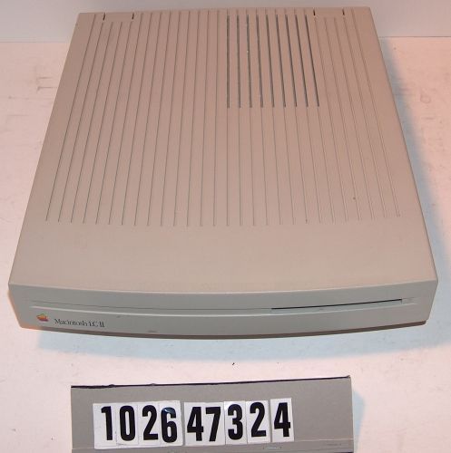 　Appleは1990年に低価格コンピュータ市場に立ち返ることを決め、「Macintosh LC」シリーズを発表した。この写真は「Macintosh LC II」だ。このマシンは、Appleにとっては小型マシンの時代の到来を告げるものとなった。最終的には90年代後半に「Macintosh Performa」ブランドの下で同じようなデザインが使われた。