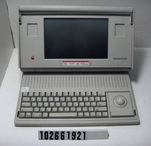 　Appleが初めて発売したノートブックは、売り上げ面では成功しなかったが、Appleにとっての歴史的な意義という点では注目に値する。「Macintosh Portable」は1989年に発売され、重さは16ポンド（約7.3kg）近くあった。1ポンド（約450g）当たりの価格は約400ドルに相当した。