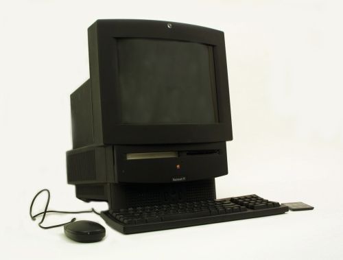 　Appleは、「Apple TV」を「趣味」として実験するよりもはるか以前に、コンピュータとテレビを1つにする試みである「Macintosh TV」を発売していた。それは1993年10月に発表されたが、あまり成功しなかった。この発売時期は、偶然か否かは分からないが、10年に及ぶ同社の市場シェアの落ち込みが始まる時期と重なっていた。