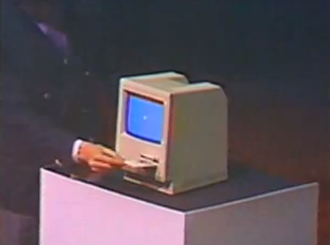  Steve Jobs氏は1984年1月24日、Macintoshをキャンバス製バッグから取り出した。そして、3.5インチディスクを上着のポケットから取り出し、同マシンに挿入した。この瞬間、Macに命が宿った。