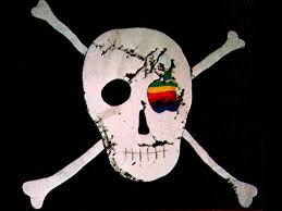 Steve Jobs氏は、海軍に入るぐらいなら海賊になった方がましだと言った。Macintosh用にビットマップアイコン、フォント、その他のビットマップグラフィックスを作成したSusan Kare氏は、Appleロゴをあしらった眼帯を付けたドクロマークを旗に描いた。この旗は、Macintosh用の建物に掲げられた。
