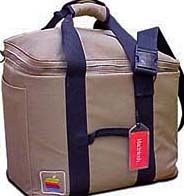 重量約17ポンド（約7.7kg）のMacintoshは、丈夫なキャンバス製バッグに入れて何とか持ち運ぶことができた。
