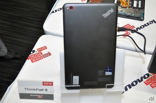 　ThinkPad 8の背面。上部にカメラが搭載されている。
