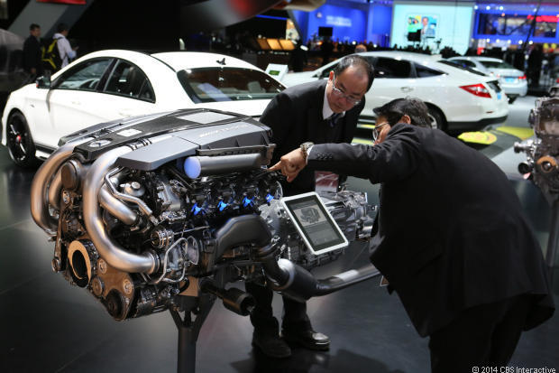 　多くの自動車メーカーがエンジンの見本を展示し、訪問者が自動車の心臓部を間近で見られるようにしている。