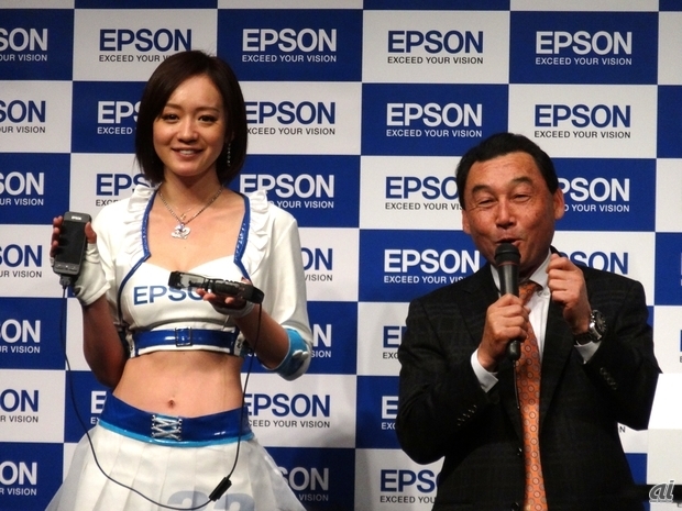 ゲストとしてエプソン・ナカジマレーシングの総監督である中嶋悟氏（右）と2013レースクイーンである橋本雪乃さん（左）が登場。