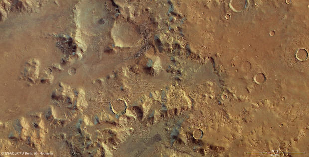 　このネレイダム山地の自然色画像では、写真の下の部分にある多くのクレーターの内部に、同心円状のクレーターが見られる。ESAはこれを、氷河の動きによるものだとしている。