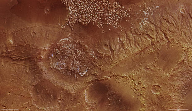 　この写真に写っている地域は、火星の南部高地にあるマゼランクレーターの周辺で、190km×112km（2万1280平方km）の範囲にあたる。これはスロベニアの国土面積にほぼ等しい。