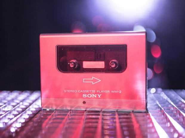 　WM-2はカセットテープとほとんど変わらない大きさだったが、ソニーはその後のモデルで、さらに小型化する方法を見出している。