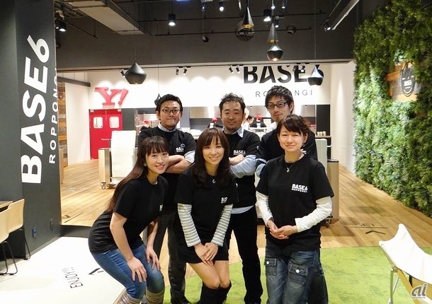 　ヤフーは1月31日、同社初となる社員食堂「BASE6（ベースシックス）」を、東京ミッドタウンの本社から徒歩数分の場所にオープンしました。2013年10月にオープンした社内カフェを手がけた6人の社員が再びオーナーとなり、4月から約9カ月かけて完成させたそうです。ここでは、オープン初日の模様を写真で紹介します。