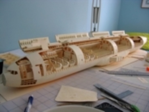 紙で作ったボーイング「777」--細部まで再現した縮尺模型を写真で見る