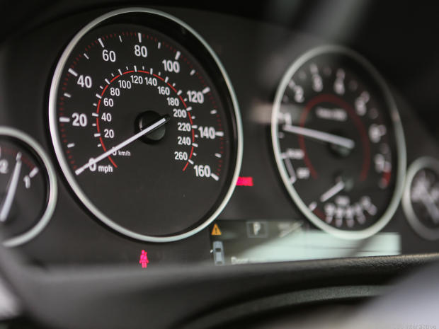 　多くの自動車メーカーがLCDパネルにバーチャルな計器類を表示するようになっている中で、BMWは依然としてアナログの計器類を採用している。