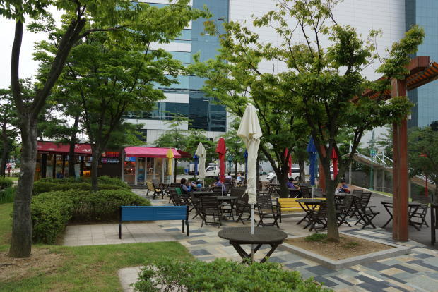 　サムスンの従業員が、韓国華城市の同社メモリチップ製造キャンパスにあるDunkin' DonutsやBaskin-Robbinsでくつろいでいる。韓国では、コーヒーショップや米国チェーンのレストランの人気が高く、サムスンのさまざまなキャンパスに店舗がある。