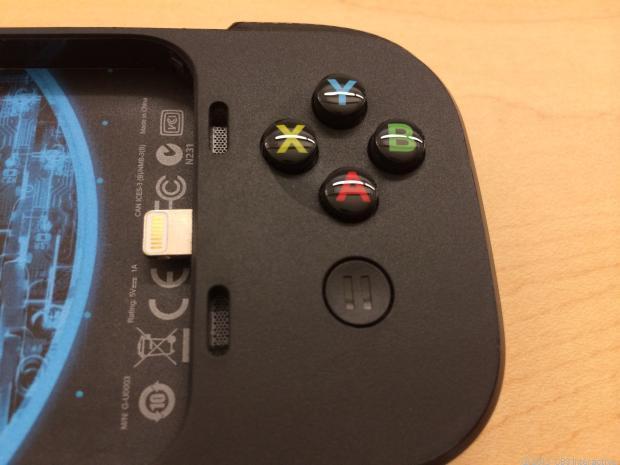 　PowerShell ControllerはLightningで接続する。iPhoneやiPod touchをはめ込むだけで接続は完了だ。ボタンはすべて感圧式でアナログであり、ゲーム専用の一時停止ボタンもある。