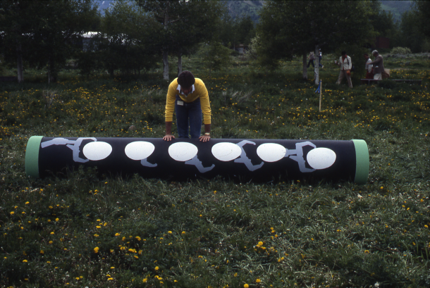 　アスペンの野原に埋められる前のタイムカプセル。1983年に撮影。大規模な修景工事のため、埋められた正確な場所が30年にわたり不明となっていた。