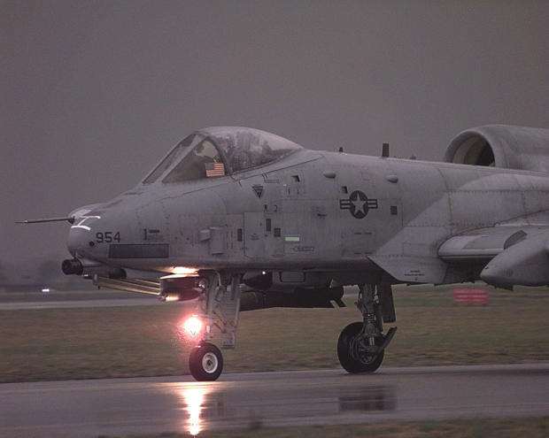 　1999年末に、北大西洋条約機構（NATO）軍がコソボ紛争で旧ユーゴスラビア連邦共和国に対して空爆を行った際に、A-10 Thunderbolt IIがユーゴスラビア国内の標的に対する作戦のために離陸しようとしている。

　A-10と「OA-10 Thunderbolt II」は、地上部隊の近接航空支援専用として設計された初の米空軍機だ。毎分4000発近くの発射速度を持つ、独自の対戦車機首砲を搭載している。

　A-10はシンプルで、近接航空支援任務に効果的であり、戦車やそのほかの武装車両など、地上のほとんどの標的に対して使うことができる。米空軍参謀総長のMark A. Welsh III空軍大将によると、現在のアフガニスタンでは、ほかの航空機（「F-16」「B-1」「B-52」）が近接航空支援任務の約75％を担当しているという。「その任務を実行し、十分に遂行できる航空機は数多くある」（Welsh III空軍大将）
