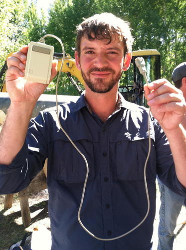 　タイムカプセルに収められていたSteve Jobs氏のLisaマウスを手にするDiggersの考古学者Mike Durkin氏。