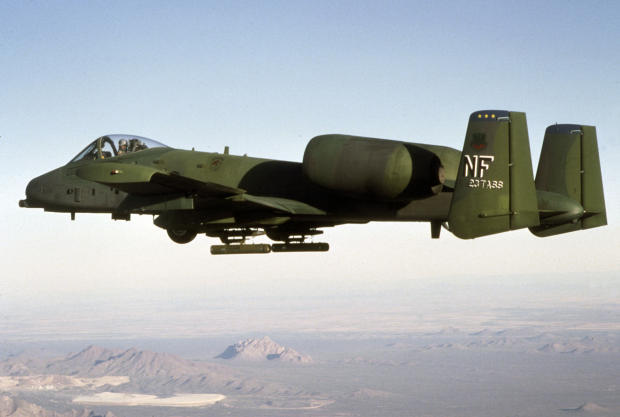 　1970年代に撮影された飛行中のA-10 Thunderbolt。A-10は1972年5月10日に初飛行し、1977年3月に正式に運用が開始された。飛行速度は遅いものの、非常に操作しやすい精密な兵器プラットフォームとして知られるようになり、敵の地上部隊を苦しめている。