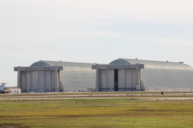 　滑走路を隔てたHangar Oneの向かい側には、「Hangar Two」と「Hangar Three」がある。