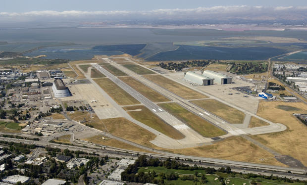 　シリコンバレーの中心部に位置するモフェット連邦飛行場は近いうちに、Googleの子会社によって運営される可能性がある。

　米航空宇宙局（NASA）と米連邦政府一般調達局は、この飛行場の運営と歴史的な格納庫の修復を行う「優先的な賃借人」として、Google傘下のPlanetary Venturesを選んだ。NASAはこの飛行場をリースすることはコスト削減と収入確保につながるとしている。

　Googleのジェット飛行機は既にカリフォルニア州マウンテンビューのGoogle本社から約3マイル（約4.8km）にあるモフェット連邦飛行場に駐機されているが、同飛行場の歴史はテクノロジバブルのはるか以前までさかのぼる。この写真ギャラリーでは、シリコンバレーの歴史的な飛行場であるモフェット連邦飛行場を紹介する。

