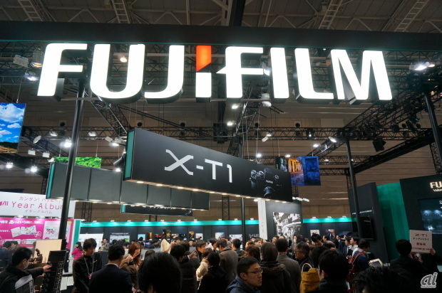 　カメラと写真映像の総合イベント「CP＋」がパシフィコ横浜で開催中だ。期間は2月16日まで。ここではデジタルカメラを中心に、主な見どころをピックアップして紹介する。

　写真は、数あるブースの中でも行列が目立っていた富士フイルムの最新機種「FUJIFILM X-T1」の体験コーナーだ。FUJIFILM X-T1はタイムラグが少ない電子ビューファインダを搭載したミラーレスカメラで、2月15日に発売する。