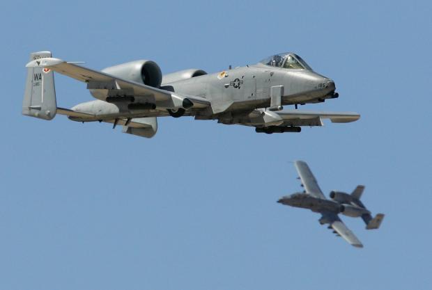 　2007年9月14日に、ネバダ州インディアンスプリングス近郊のネバダ試験訓練場での米空軍火力演習に参加した、2機のA-10 Thunderbolt。