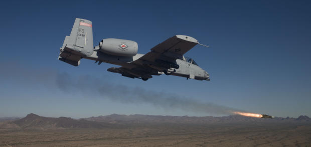 　A-10 Thunderbolt IIは米空軍において、利用可能な近接航空支援手段の中で最も効果的なもの1つとして知られている。この写真は、2013年11月21日にアリゾナ州のデビスモンサン空軍基地の近くで、アーカンソー空軍州兵第188戦闘航空団の「A-10C Thunderbolt II」が近接航空支援の訓練を行う様子だ。