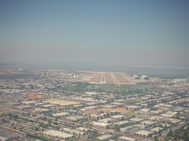 　パイロットの視点で見た、NASAエイムズ研究センターとモフェット飛行場の滑走路。