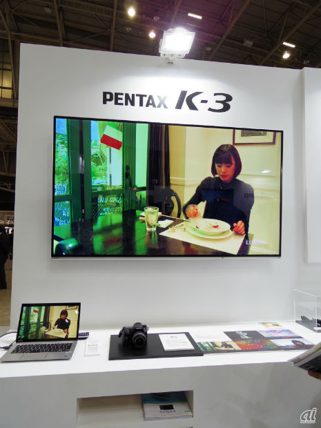 　「PENTAX K-3」では、4Kインターバル動画出力のデモとして「dynabook KIRA」とともに液晶テレビ「REGZA 65Z8」を使用していた。