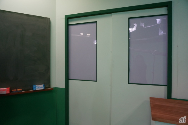 　同じStudio 2内にあるClassroom Set。学校のような雰囲気で、黒板を使って説明することもできる。