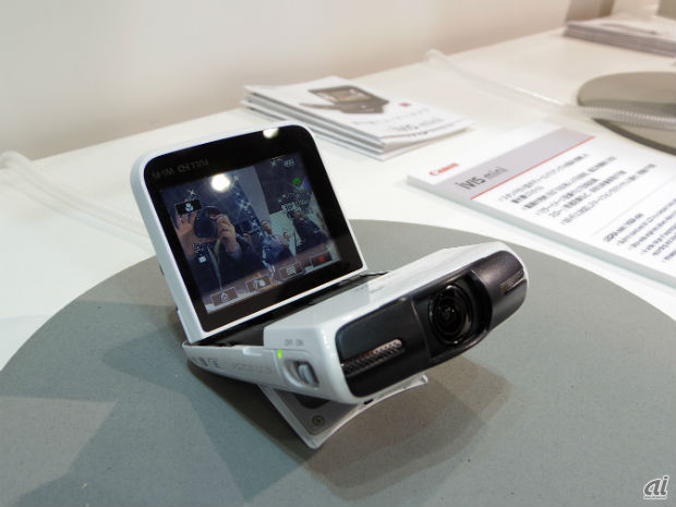 　ビデオカメラ「iVIS」シリーズの中でも注目を集めていたのが“置き撮り”で使用するコンパクトビデオカメラの「iVIS mini」。