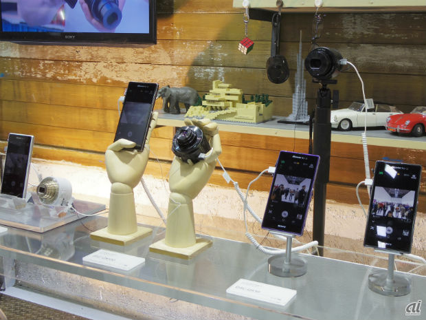 　スマートフォンと連携して使用できる商品群も数多く展示されていた。こちらはレンズスタイルカメラ「Cyber-shot DSC-QX10 /QX100」。