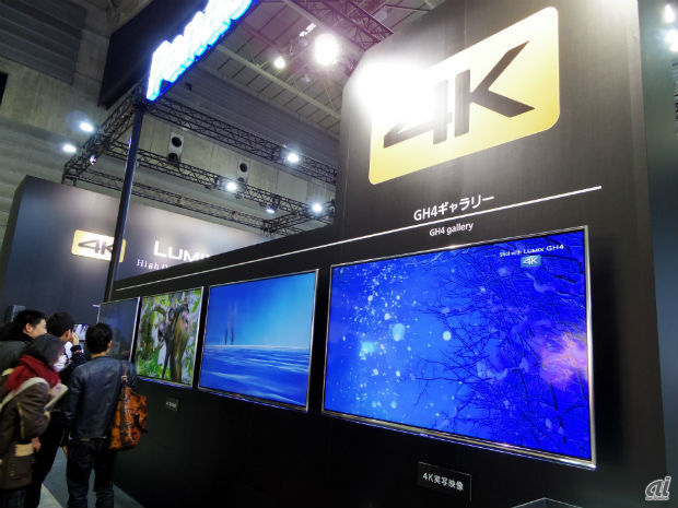 　4Kテレビを4台並べて、4Kで撮影した映像や静止画を展示している。