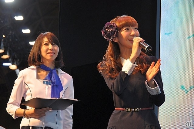 　ステージにはゲストとして、声優の磯村知美さん（右）も登場。