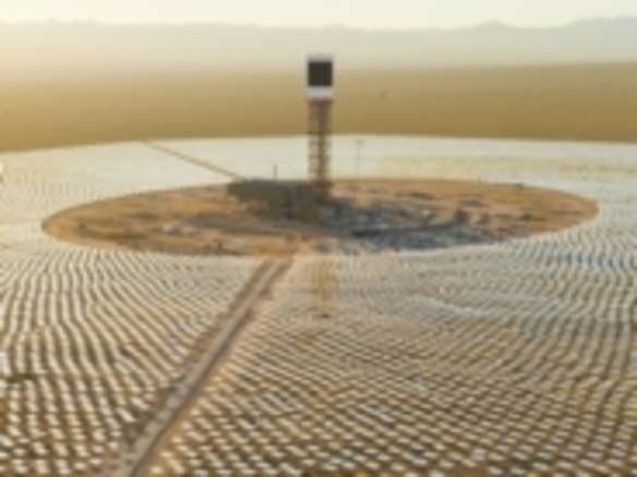 世界最大の太陽熱発電所、電力供給開始--砂漠に広がる鏡30万枚