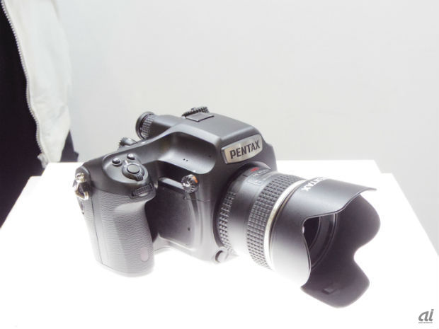 　参考出品されていた、中判デジタル一眼レフカメラ「PENTAX 645D 2014」（仮称）。2014年春頃の発売を予定しているという。