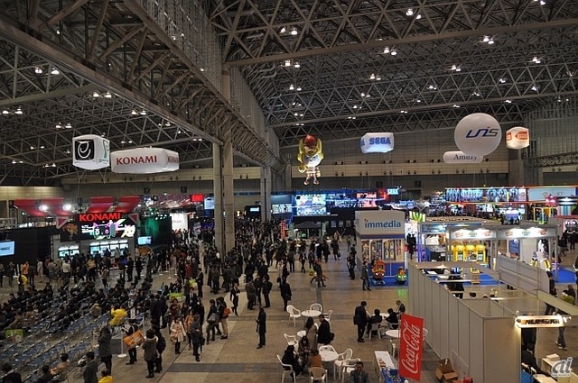 　一般社団法人日本アミューズメントマシン協会（JAMMA）と一般社団法人全日本アミューズメント施設営業者協会連合会（AOU）は2月14日、幕張メッセにおいて「ジャパン アミューズメント エキスポ2014」（JAEPO 2014）を開催した。

　JAMMAとAOUがそれぞれ個別に開催していた、アミューズメント施設向けゲーム機器等の展示会「アミューズメントマシンショー」と「AOUアミューズメント・エキスポ」が、2013年から統合して開催。2月15日は一般公開日となっており、入場料は1000円となっている。